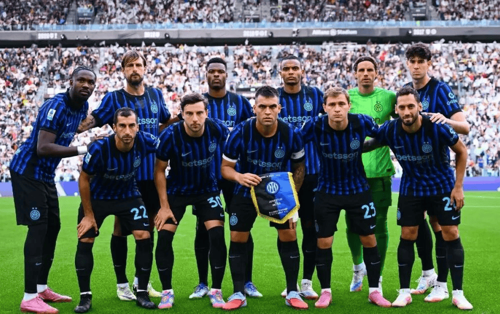 卢克·肖对曼联为其办300场仪式感到尴尬，不确定是否必要（卢克·肖称对曼联为其举行300场里程碑仪式略觉尴尬，质疑是否有必要）