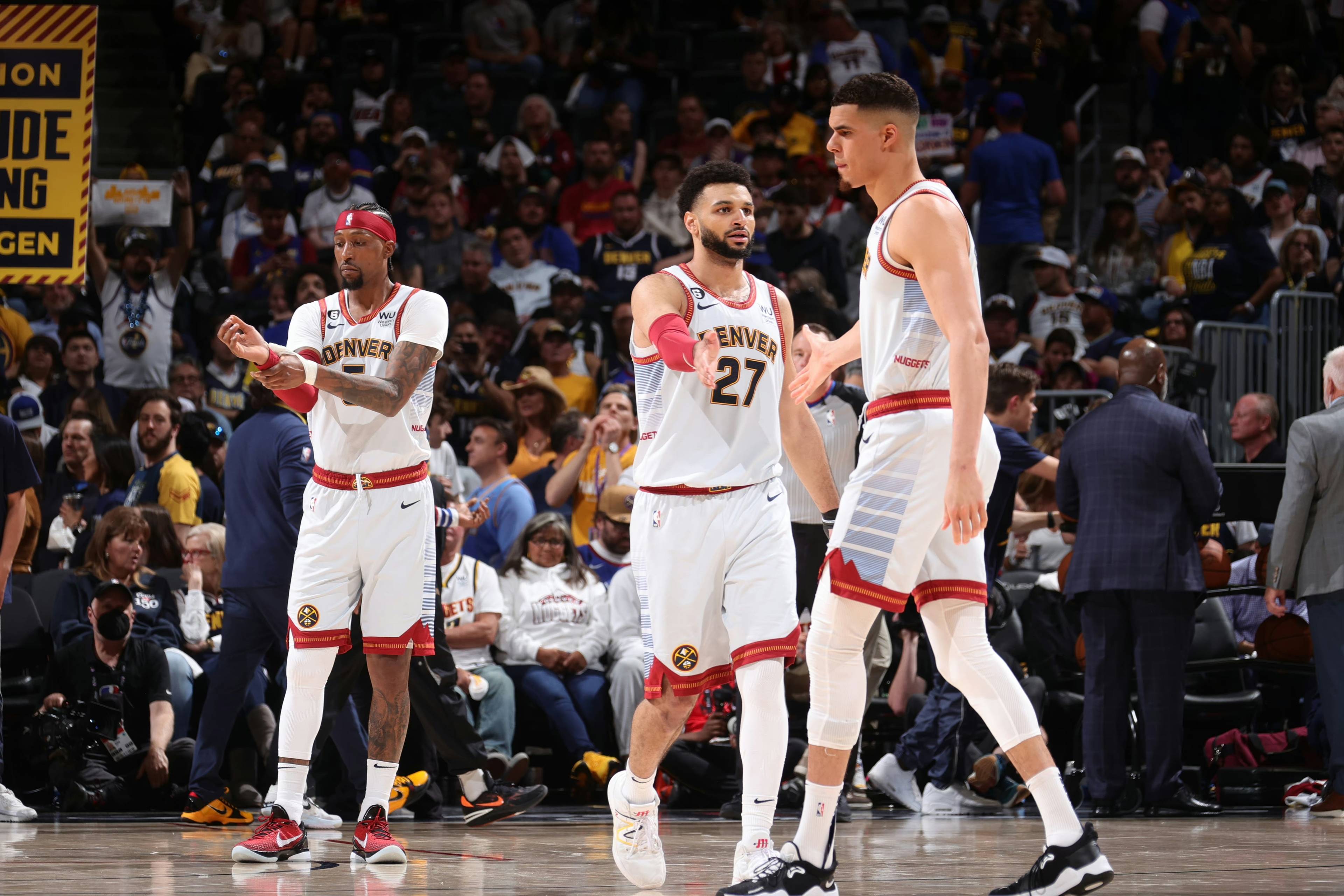 球星连续进球，引领全队节奏（球星连场破门，掌控全队节奏）