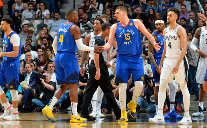 鲁本·阿莫林赛后力挺约罗：从失误中成长，曼联未来可期（鲁本·阿莫林赛后为约罗发声：在失误中成长，曼联前景光明）