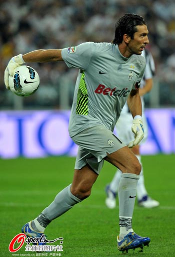 阿媒：埃切韦里想冬窗租回河床，但曼城希望再次租给欧洲球队（阿根廷媒体：埃切韦里盼冬窗租借回归河床，曼城更倾向再外租至欧洲球队）