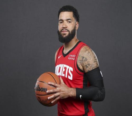 国安众将：第一个冠军很激动，感谢球迷，这个赛季不容易（国安将士：首冠振奋人心，感恩球迷，致敬艰难赛季）