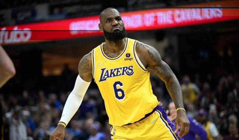 翻修球场，“连滚带爬”为的是“从从容容”（球场翻新，眼下忙乱只为将来从容）